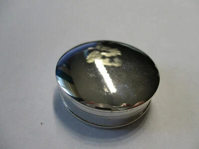 Preciosa caja de pastillas de plata de ley forma redonda con sello tapa lisa 1 1/4 redonda  Foto 1 de 4