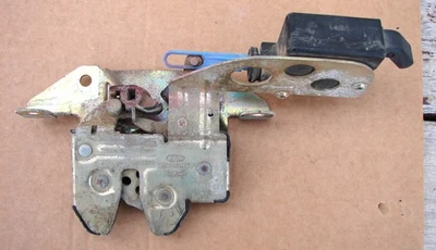 Conjunto de pestillo eléctrico Ford Mustang Hatchback finales de 1992-1993 Foto 1 de 4