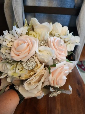 Ramo de boda con broches vintage Foto 1 de 4