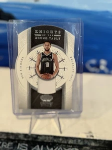 Ben Simmons 2021-22 Panini Crown Royale - Cavalieri della Tavola Rotonda #KR-BSM - Foto 1 di 2