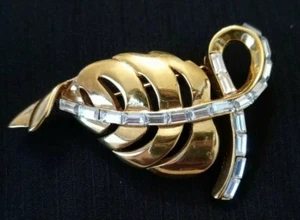 CAROLEE BEAUTUFUL GOLDTONE LEAF VINTAGE BROOCH/ PIN CZ BAGUETTES - Picture 1 of 5