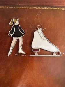 E4 VTG Stained glass Ice Skater suncatcher ornament W/ Ice Skate - Foto 1 di 10