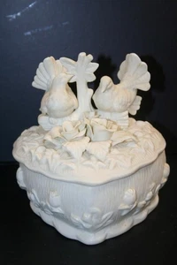 Caja de baratijas vintage de porcelana en forma de corazón Love Birds con rosas 6" perfecto estado. - Imagen 1 de 6