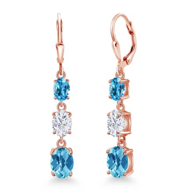Pendientes colgantes de 3 piedras con topacio azul suizo de plata enchapados en oro rosa de 18 quilates para mujer Foto 1 de 4