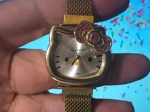 Hello Kitty Damenuhr - Gold mit Strassschleife - Mesh Magnetschließer NEU - Bild 1 von 3