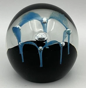 Pisapapeles Caithness Glass Maydance burbujas controladas azules firmado Escocia - Imagen 1 de 5