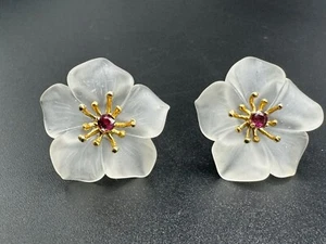 WOW WOW WOW! ANTIQUED 14k GOLD NATURAL RUBY FROSTED GLASS FLOWERS EARRINGS FANTA - Picture 1 of 18