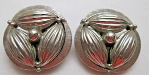 Vintage Clip On Earrings Small Round Silver Tone Flower Floral Raised - Picture 1 of 3