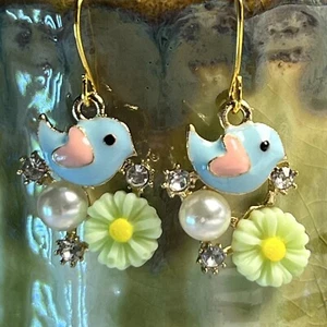 Orecchini pendenti con perle uccellino blu e fiori verdi tono oro. Artigianale. Uccellini. S901 - Foto 1 di 3