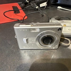 Casio EXILIM EX-Z40 4.0MP Digital Camera with cradle - Picture 1 of 9
