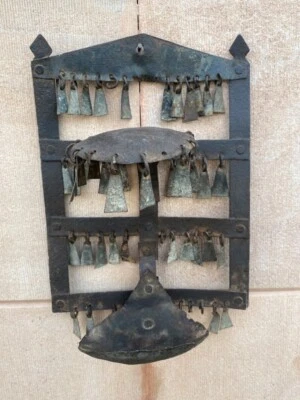 Antigua campana colgante de hierro forjada a mano rara casa tribal lámpara de aceite colgante Toran  Foto 1 de 4