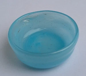 Azul luz pálida miniatura Bermudas arte vidrio cuenco artista firmado, 2 in d 7/8 in h - Imagen 1 de 8
