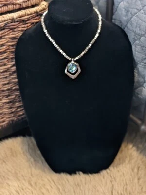 Collar UNO de 50 La Cueva Chapado en Plata con Cristal Azul PIEZA RETIRADA Foto 1 de 4