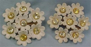 Vintage Plastic Earrings Daisies Daisy Flowers White Yellow Rhinestones Clip On - Picture 1 of 4