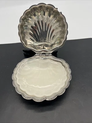 Plato de mantequilla/caviar vintage plateado con cáscara de almeja con inserto de vidrio de leche Foto 1 de 4