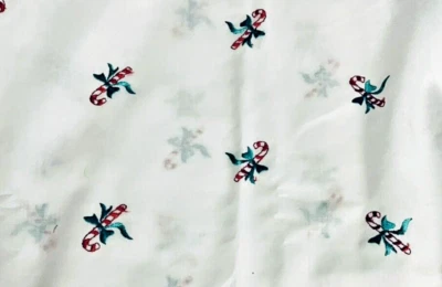 Bastones de caramelo bordados de colección y lazo verde sobre gasa blanca/batista BTHY Foto 1 de 4