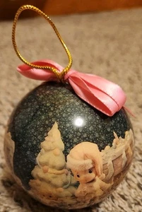 💥 1994 Angels Manger Precious Moments Christmas Ball Ornament Pastel Holiday - Picture 1 of 8