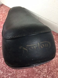 Asiento de moto Norton vintage TODO ORIGINAL agujero pequeño - Imagen 1 de 12