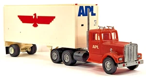 HO Scale American President Lines (APL) Tractor & 27' Piggyback Trailer #966837 - Picture 1 of 9