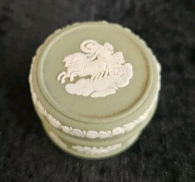 Wedgewood VINTAGE JASPERWARE ROUND JEWEL BOX Made in England Vintage GREEN - image 1 of 4