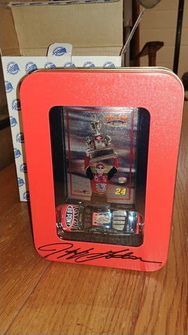jeff gordon 2001 winston cup champ 1:64 scanle die cast in metal case Cover