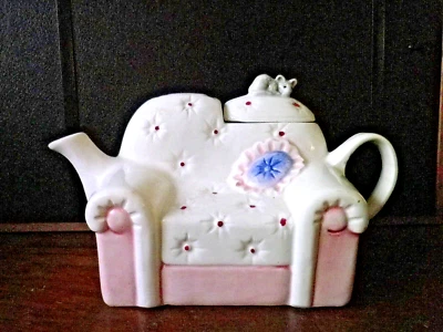 Theière en forme de fauteuil canapé avec petite souris sur couvercle - Photo 1/4