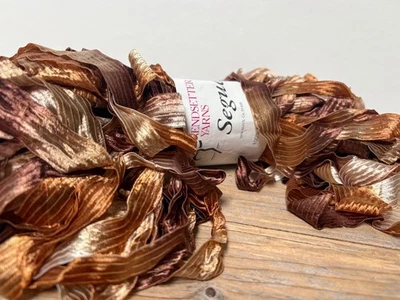 Hilo de cinta Trendsetter Segue. toffee inglés 14. 100g 120yds. marrón castaño Foto 1 de 4