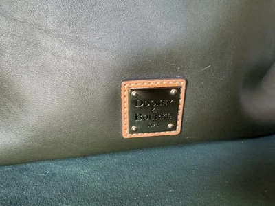 Bolso de hombro grande Courtney Hobo Sac de cuero liso verde oliva Dooney Bourke Foto 1 de 4