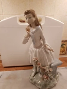 Large lladro Girl Figurine H11" x W6" Exquisite Scent " Wt2kg for Restoration - Picture 1 of 9