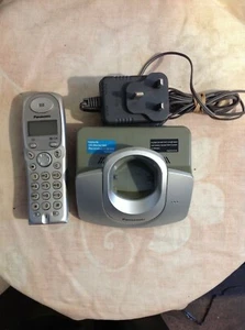 Panasonic KX-TG1100E KX-TG1102E Cyfrowy telefon bezprzewodowy z podstawą i zasilaczem - Zdjęcie 1 z 4