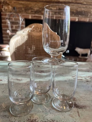 "JUEGO DE 4 copas de vino con patas de United Airlines - 4,5""" Foto 1 de 4