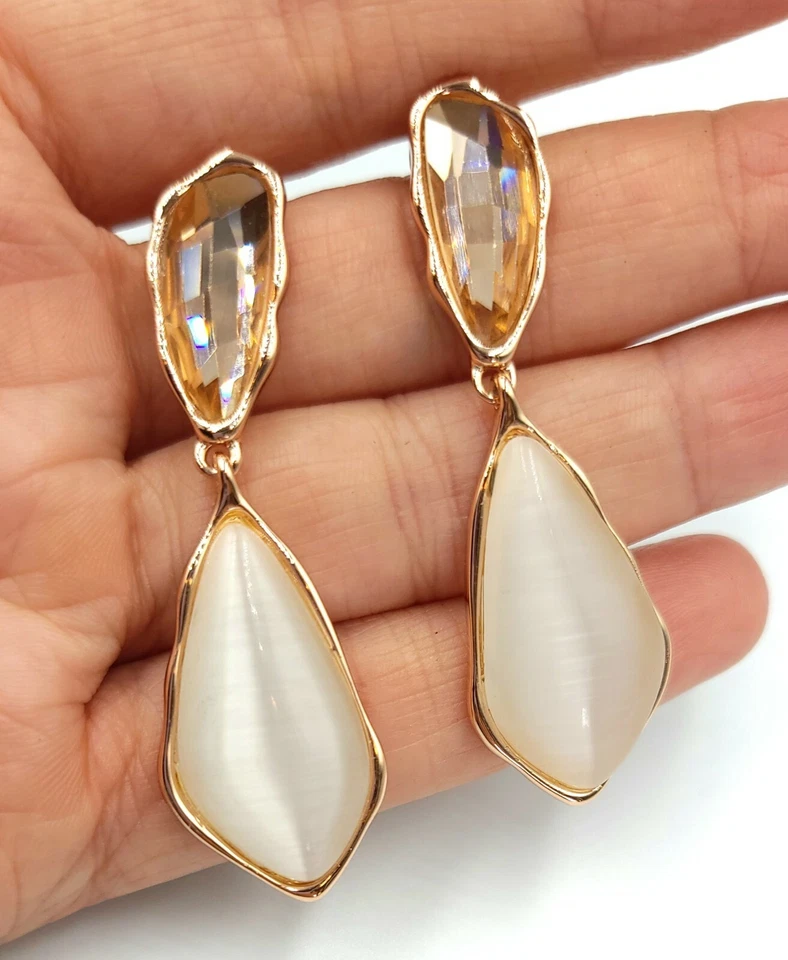 Pendientes colgantes de diamantes de imitación de melocotón y ojo de gato blanco color cobre oro rosa  Foto 1 de 4