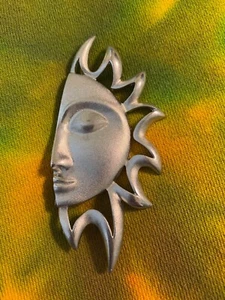 Silberfarbene Brosche Half Face Sonne - Bild 1 von 6