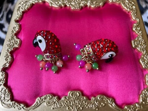 Pendientes de cuentas inestables con cabeza de loro rojo punzón tropical Betsey Johnson - Imagen 1 de 2