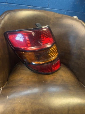 Conjunto de lanterna traseira esquerda Pontiac Vibe 2003-08 fabricante de equipamento original 88969948 - Imagem 1 de 2