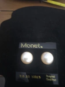 Neu mit Etikett Vintage Monet goldfarbene Ohrstecker mit weißen Kunstperlen (630) - Bild 1 von 3