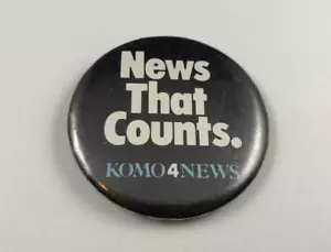 NOTIZIE CHE CONTANO. KOMO 4 NEWS SEATTLE WASHINGTON ~ Spilla con bottoni vintage - Foto 1 di 2
