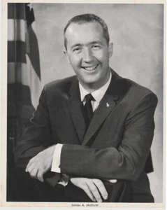 Vintage 1960's NASA Astronaut James A. McDivitt 8x10 Press Photo - Bild 1 von 1
