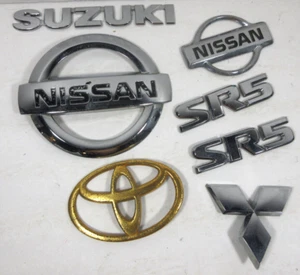 Lote de 7 emblemas de automóviles fabricados en Japón Toyota Nissan SR5 Suzuki Mitsubishi insignias logotipo - Imagen 1 de 10