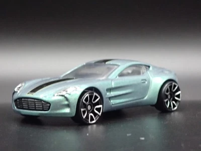 2009-2012 Aston Martin ONE-77 1/64 Scala da Collezione Diorama Modellino Car - Immagine 1 di 4