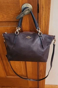 Bolso Bandolera Coach Mini Kelsey Cuero Guijarro Cartera Borgoña - Imagen 1 de 11