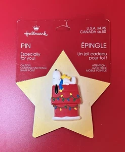 Vintage Hallmark Weihnachten SNOOPY & Woodstock NICKERCHEN auf Hundehütte Anstecknadel Brosche - Bild 1 von 3