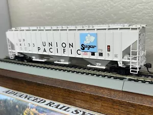 UNION PACIFIC SUGAR 4750 cu ft RIB SIDED COVERED 3-BAY HOPPER CAR- HO Scale NEW - Picture 1 of 13