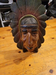 Übergroßer Indianerkopf Indianerhäuptling handgeschnitzt aus polychromem Holz - Bild 1 von 8
