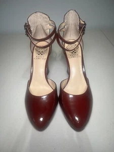Vince Camuto Damen tiefrote Lackleder spitz zulaufende Absätze, Gr. 8,5M - Bild 1 von 7