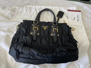 PRADA Handtasche Nylon Leder Raffung schwarz Beuteltasche Rüschen gold Logo Anhänger - Bild 1 von 23