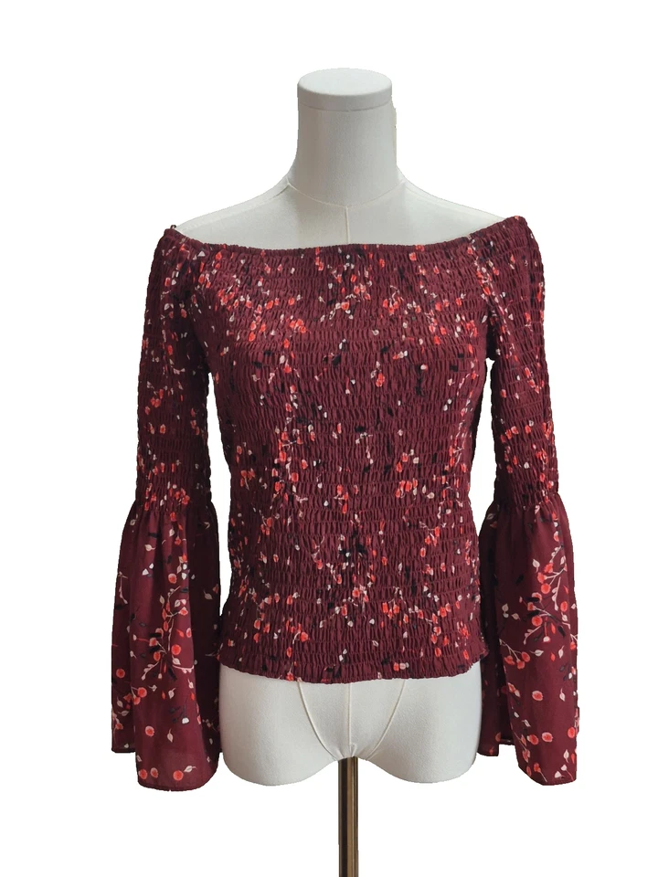 Top floral granate EXPRESS con cuerpo elástico acanalado y mangas de campana talla mediana Foto 1 de 4