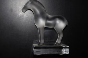Signed Lalique Standing Frosted Tang Horse Paris Excellent Condition - Picture 1 of 3