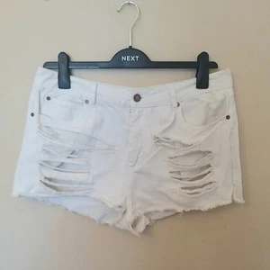 White Denim Ripped Shredded Hot Pants Shorts Size 18 NWOT - Picture 1 of 6