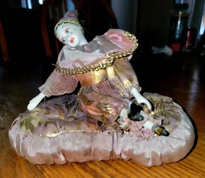 Vintage Clown Doll with Porcelain Face on a Purple and Gold Pillow - Bild 1 von 2
